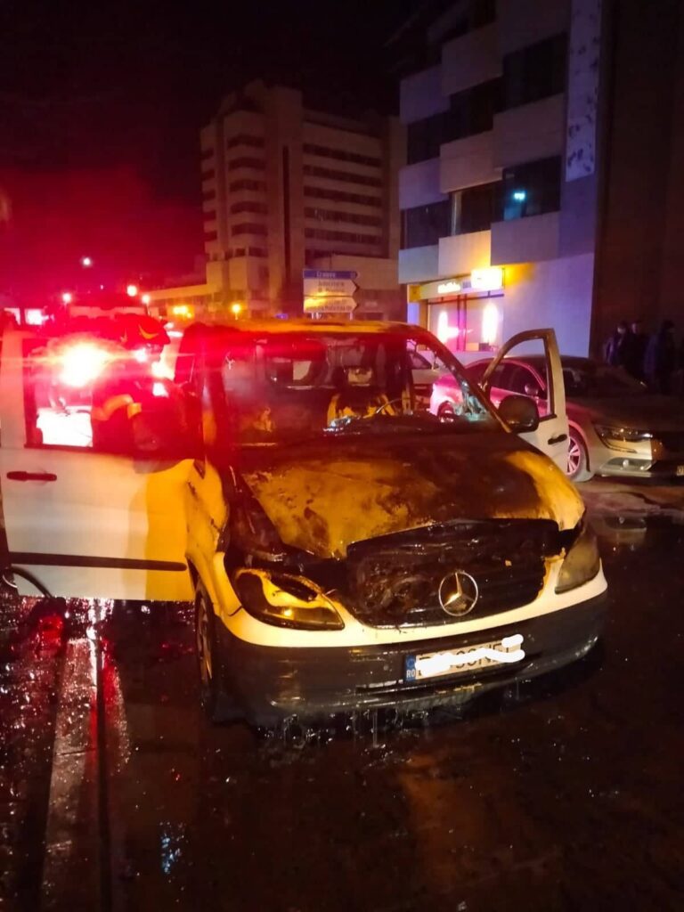 O mașină a luat foc pe o stradă din Slatina