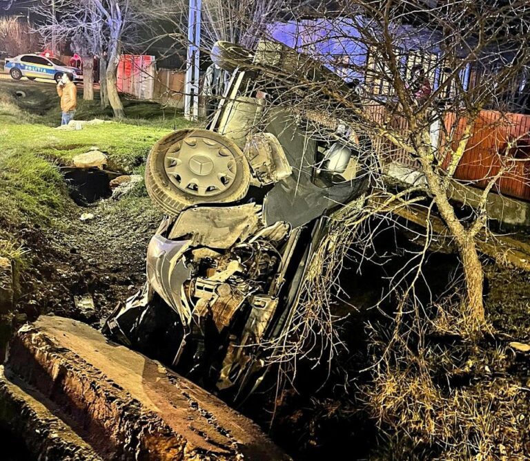 Au ajuns la spital după ce au intrat cu mașina în șanț