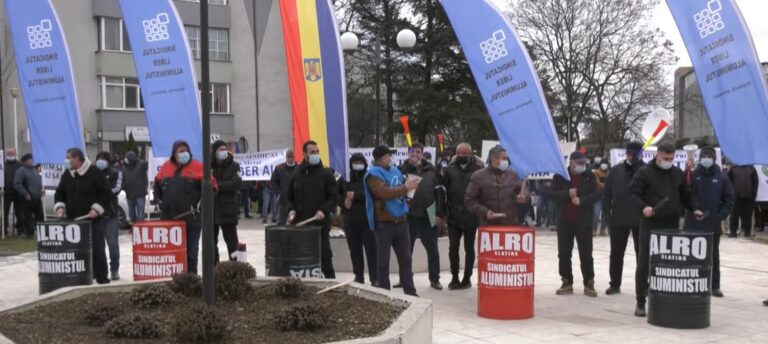 Sindicaliştii ALRO protestează în faţa Guvernului