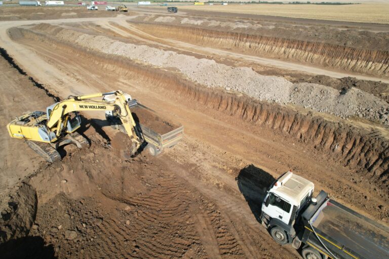 Lucrările pe şantierul tronsonului 3 al Drumului expres Craiova – Piteşti, la stadiul fizic de 42%