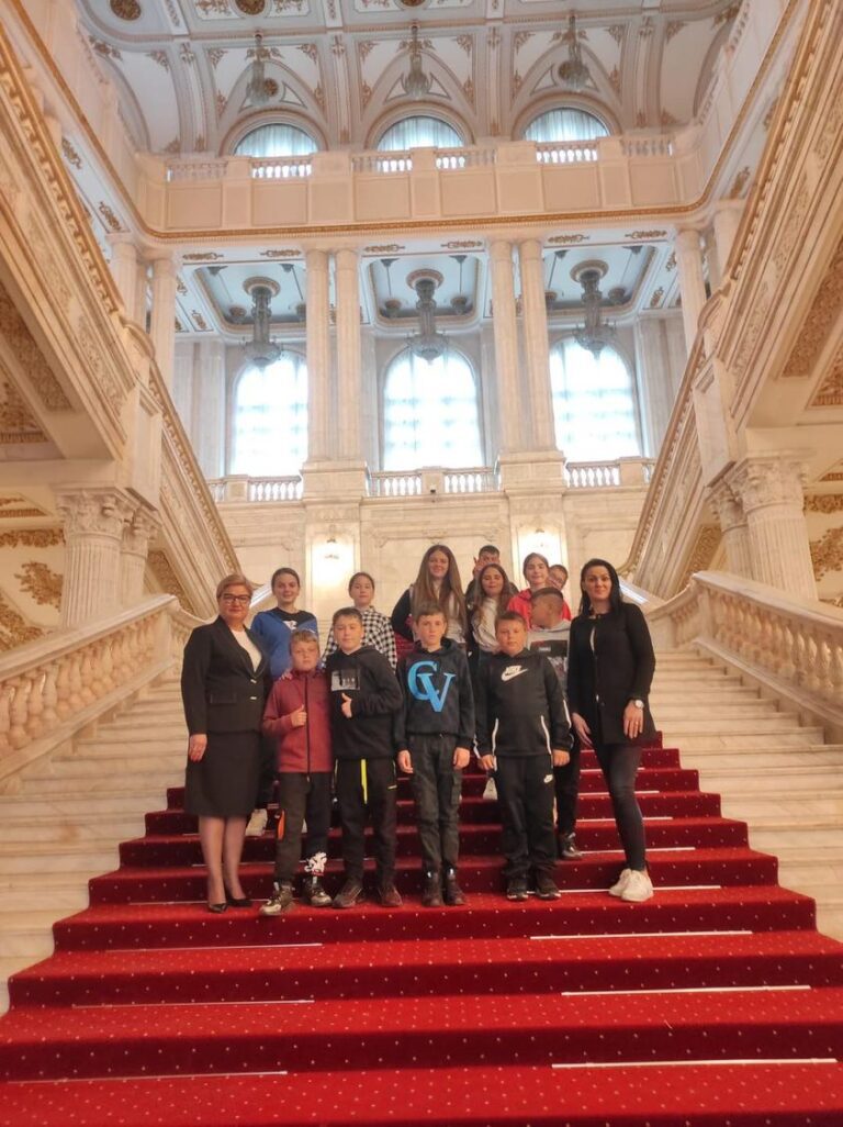 Elevii unei școli din județ, în vizită la Palatul Parlamentului