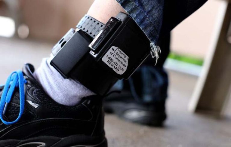 Agresorii din Olt, monitorizați cu brățări electronice