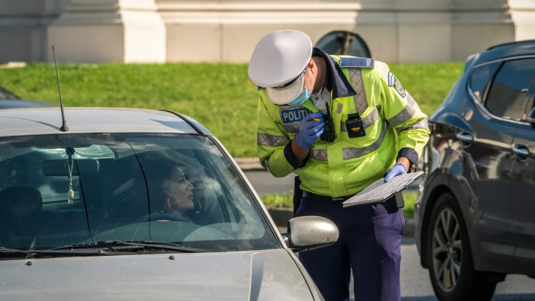Șoferii nu vor mai fi obligați să prezinte permisul de conducere polițiștilor
