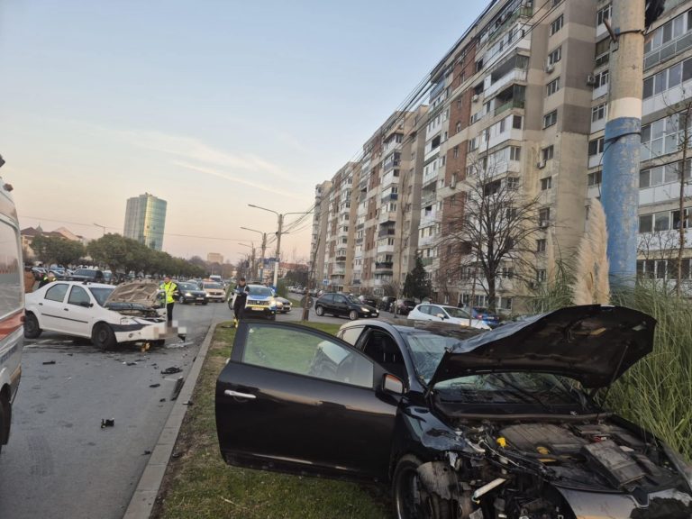 Două autoturisme au fost implicate într-un accident rutier