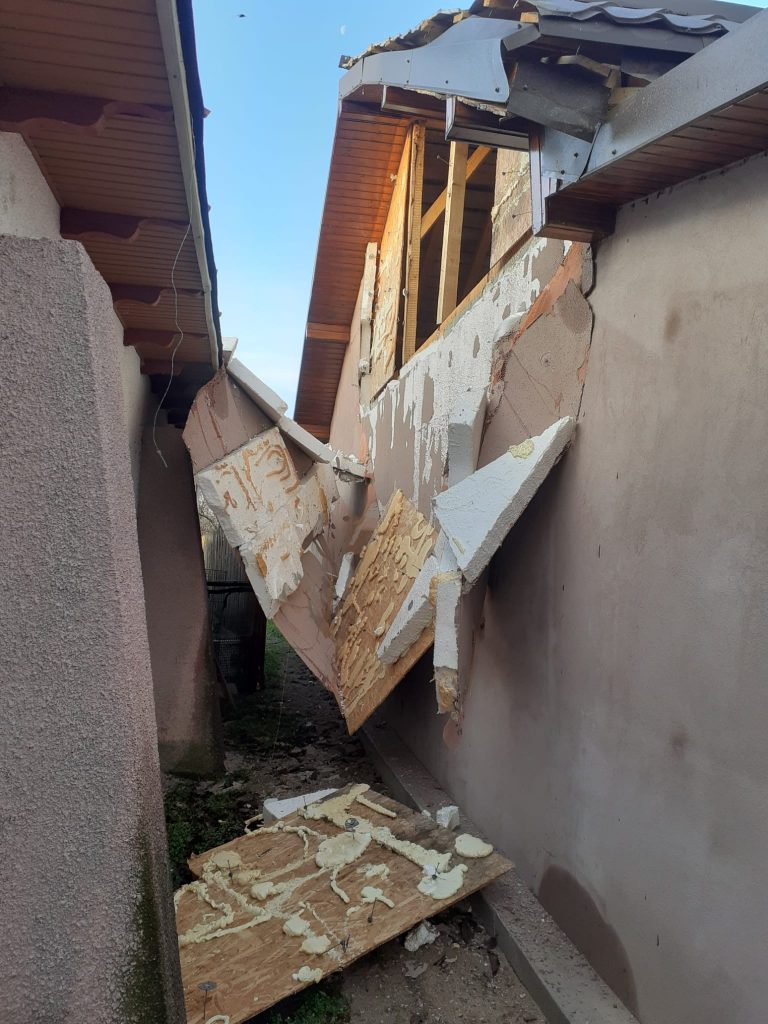 Explozie într-o casă din județ. Două persoane au ajuns la spital în stare gravă