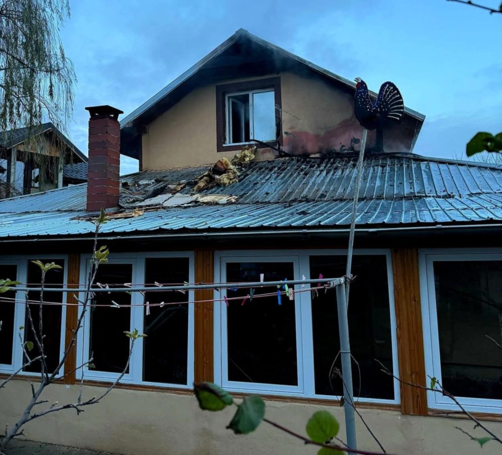 Casă cuprinsă de flăcări într-o comună din județ