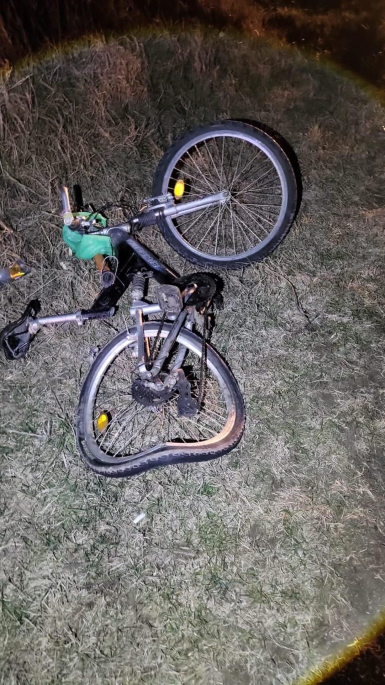 Un biciclist a ajuns la spital după ce a fost acroșat de o mașină