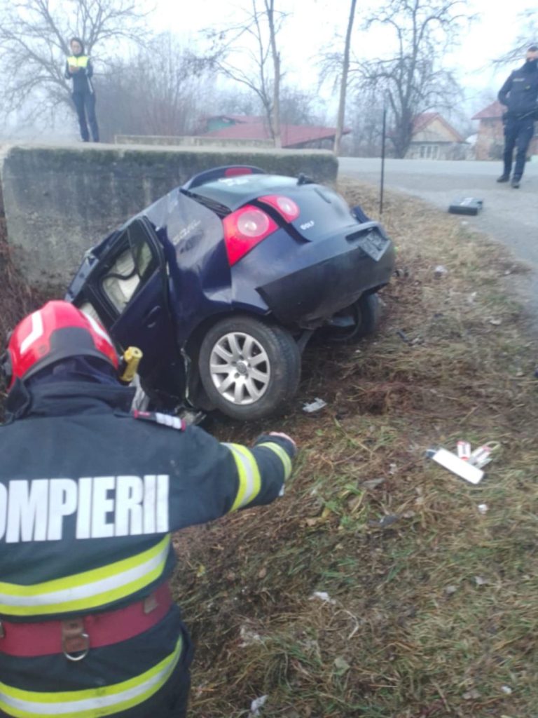 A pierdut controlul volanului și s-a răsturnat cu mașina în șanț