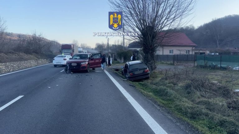 Două autoturisme implicate într-un accident rutier pe DN7