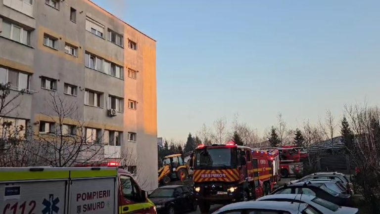 Incendiu la o garsonieră din Slatina. Mai multe persoane au fost evacuate