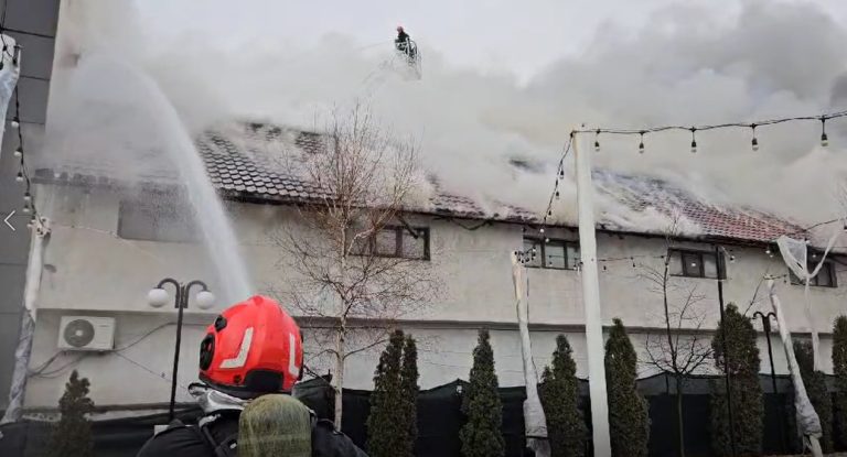 Incendiu puternic la o clădire din Slatina. A fost transmis mesaj RO-ALERT