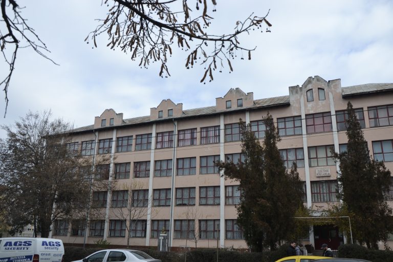 Doi elevi s-au luat la bătaie în curtea unui liceu din Slatina