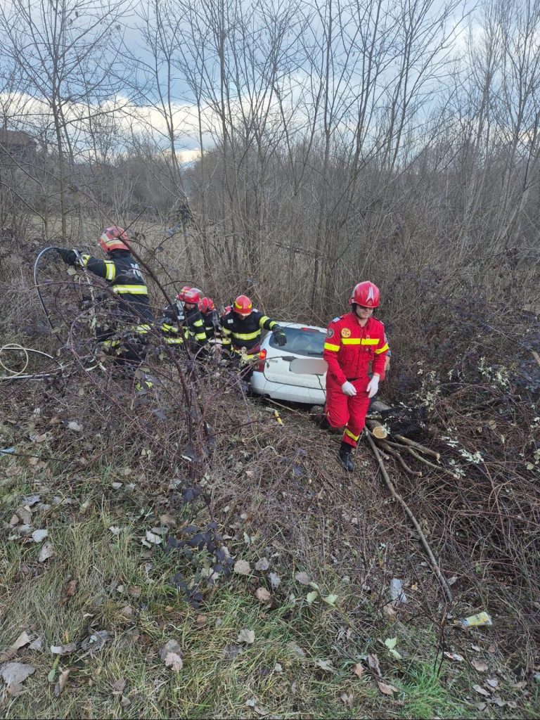 Sfârșit tragic pentru un bărbat din localitatea Tomșani. Și-a pierdut viața după ce s-a răsturnat cu mașina în șanț
