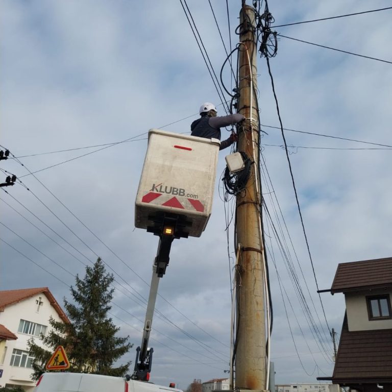 Curățarea cablurilor dezafectate, pe lista de obiective a primarului din Slatina