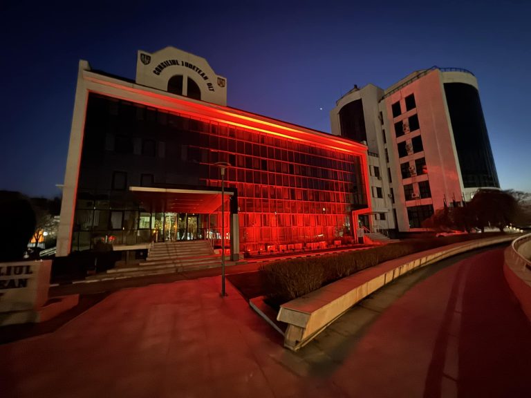 11 februarie, Ziua europeană a numărului de urgență 112. Consiliul Județean Olt, iluminat în roșu