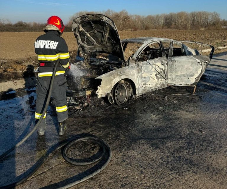 O mașină a luat foc la Strejești