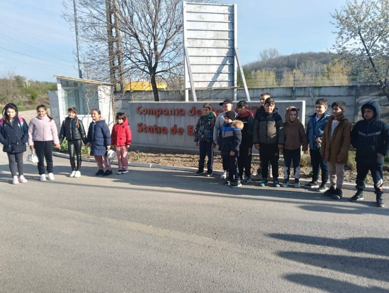 Elevii Școlii Gimnaziale Valea Mare, în vizită la Stația de Epurare a Apelor Uzate Slatina