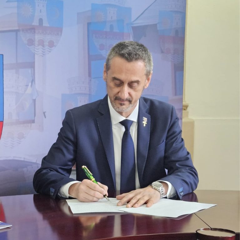 Primăria Slatina continuă investițiile în educație. Încă un teren de sport aproape finalizat