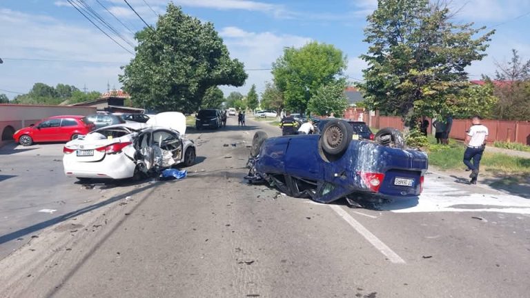 Accident cu patru autoturisme pe DN 65, în Balș. Un copil de 11 ani a murit