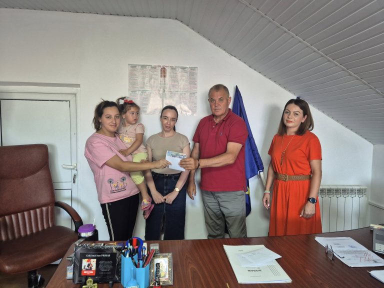 Primarul Florin Cîrstea acordă ”trusoul pentru nou-născuți”