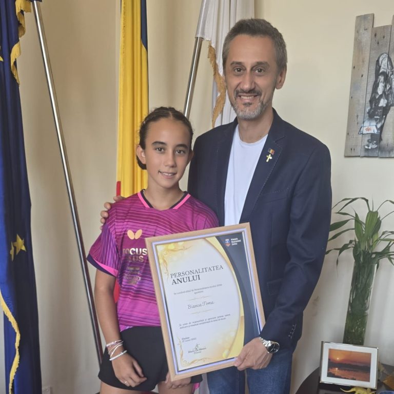 Campioana Bianca Toma, premiată de edilul Mario De Mezzo