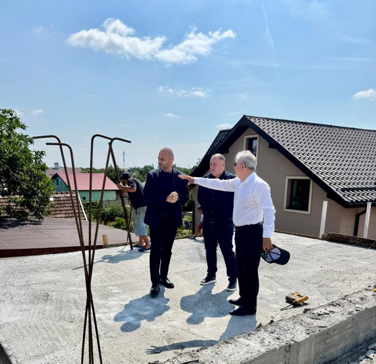 Ion Doldurea verifică stadiului lucrărilor la Grădinița Dumbrava Minunată