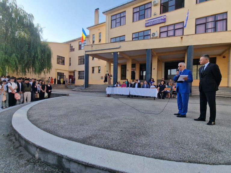 Primarul Municipiului Caracal, alături de elevi la deschiderea unui nou an școlar