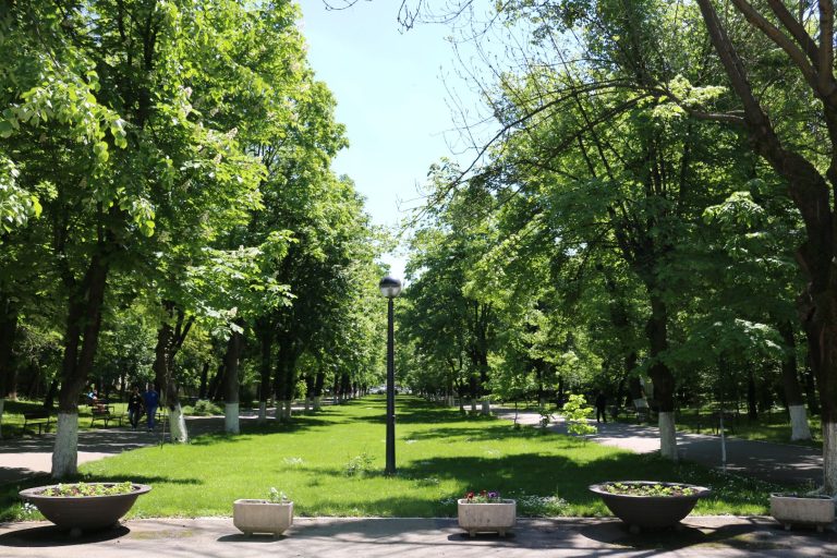 Primăria Caracal continuă lucrările în parcul Constantin Poroineanu