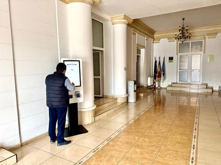 Caracalenii pot plăti taxele și impozitele online. A fost amplasat un Robot chiar în sediul primăriei