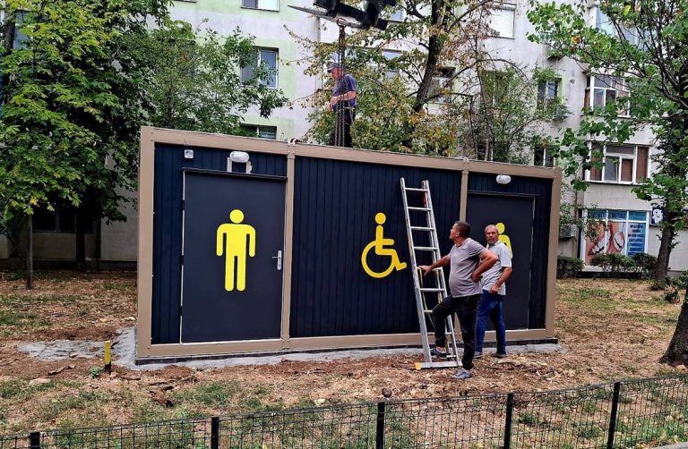 Toalete publice moderne, montate în Slatina de echipa Dezvoltare Urbană