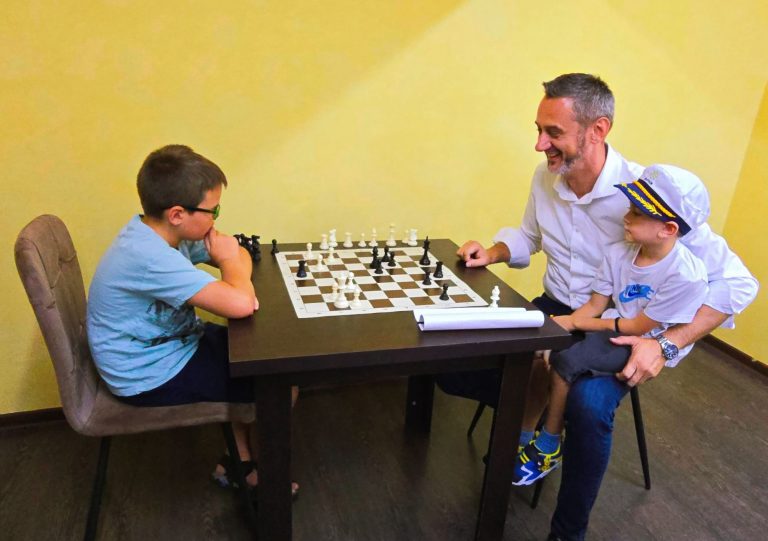 CSM Slatina a deschis Secția de Șah. Copiii, încântați să joace șah cu edilul Mario De Mezzo