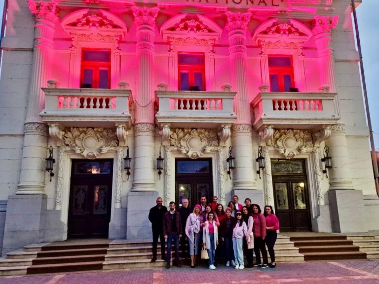 Primăria Caracal, luminată în roz cu ocazia Zilei Internaționale de Luptă împotriva Cancerului de Sân