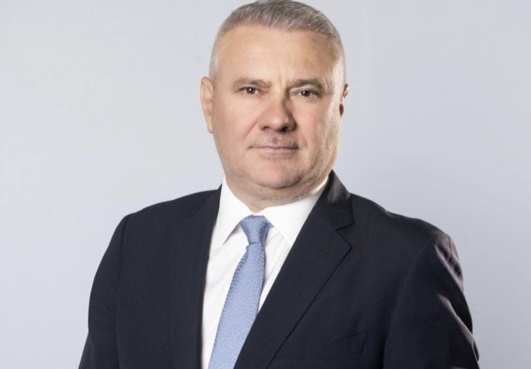 Proiectul care obligă demnitarii și aleșii locali să-și publice CV-urile, tergiversat în Parlament