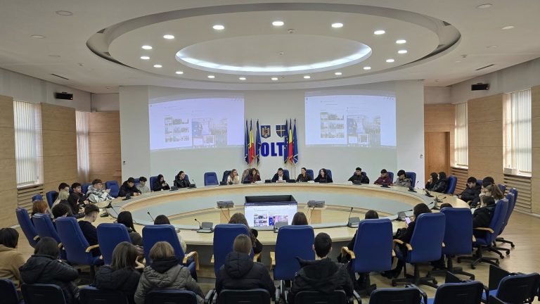 Zeci de elevi de la Liceul Teoretic Nicolae Titulescu, în vizită la Consiliul Județean Olt, în cadrul programului „Școala Altfel”
