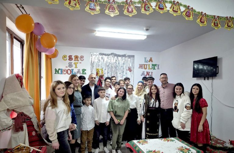 Viceprimarul Lari Pătran, alături de copiii din centre de plasament și din familii nevoiașe