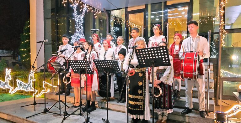 Atmosferă de sărbătoare și aprinderea iluminatului festiv la Consiliul Județean Olt