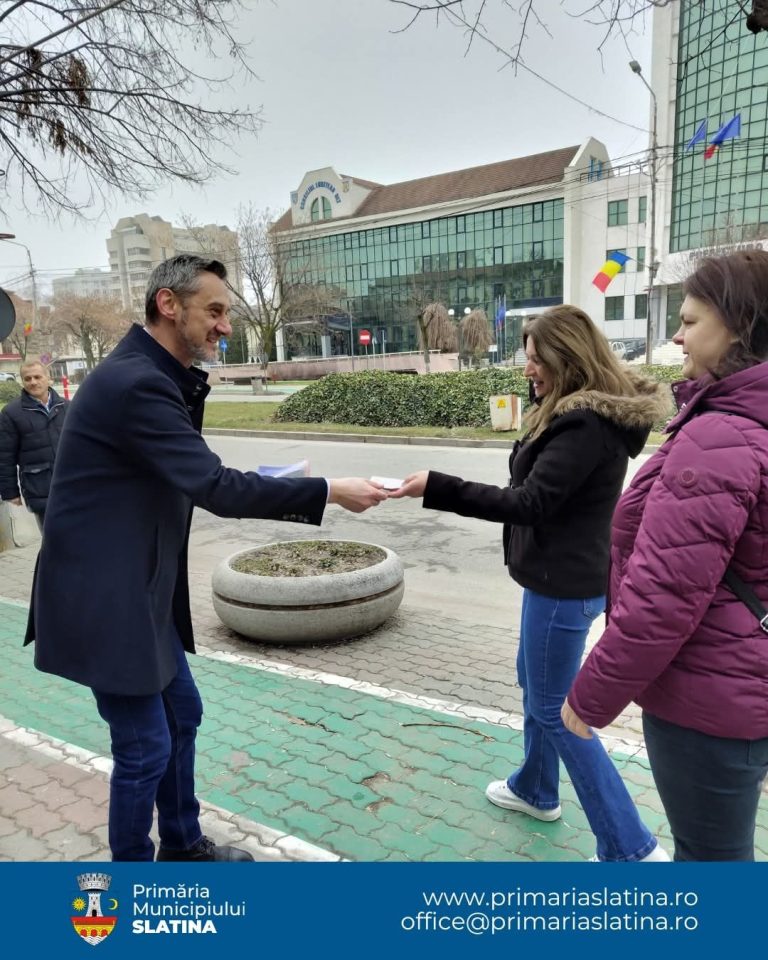 Cauză nobilă de 1 Martie. Mario De Mezzo a oferit slătinencelor mărțișoare realizate de Asociația „Princhindeii Isteți”