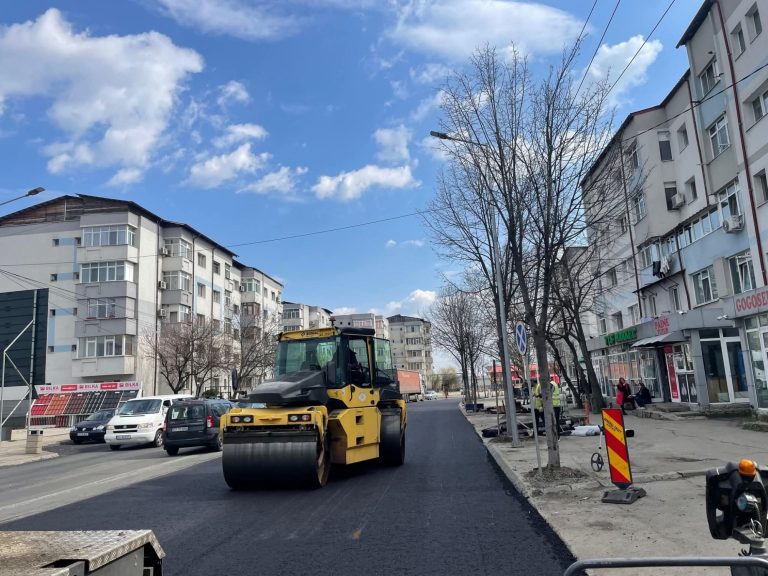 Primăria Slatina continuă lucrările de asfaltare: restricții de circulație într-un sens giratoriu important din oraș