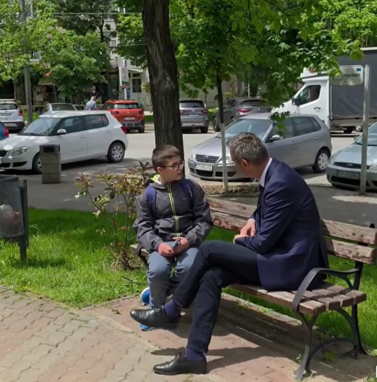 Dialogul unui copil de 10 ani cu primarul Mario De Mezzo. Mesajul care a emoționat orașul