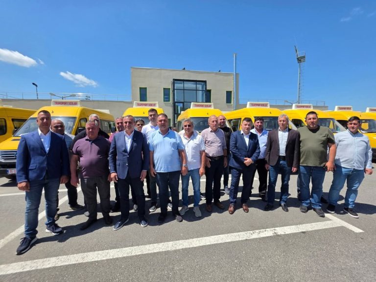 Încă 15 microbuze electrice pentru elevii din Olt