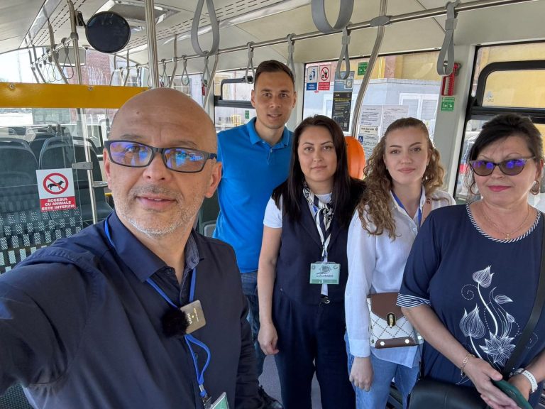 Din birou, direct în autobuz. Directorul Loctrans continuă dialogul cu călătorii