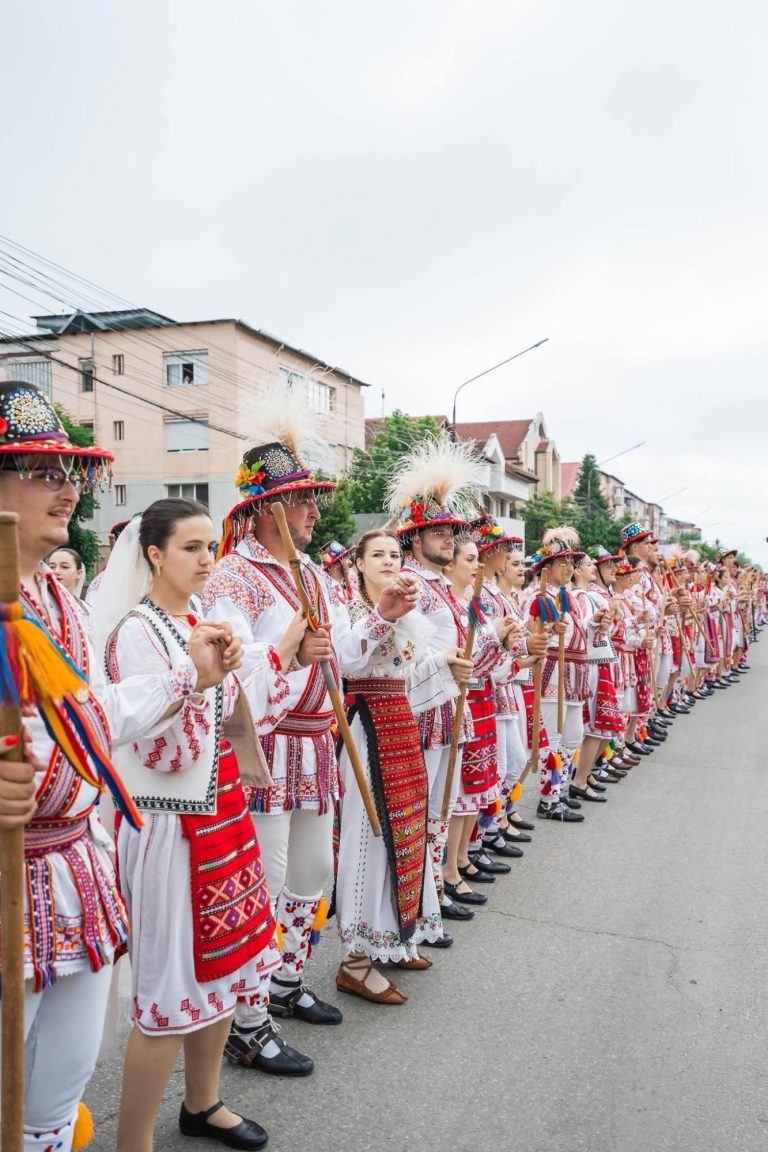 O tradiție care ține vie identitatea Oltului: Festivalul „Călușul Oltenesc” a reunit mii de oameni în jurul celui mai puternic simbol al județului