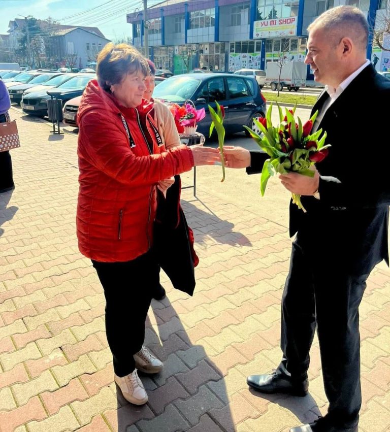 Primarul Daniel Tudor a adus primăvara în sufletele femeilor din Scornicești