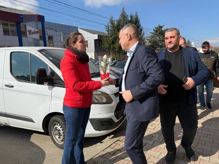 Primăvara a început cu flori și zâmbete la Scornicești: gest de apreciere pentru femeile din comunitate