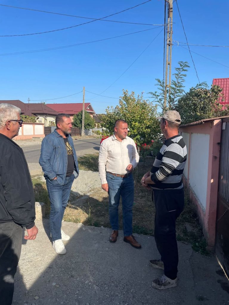 Primarul Nicușor Rada, în mijlocul oamenilor din Piatra-Olt. Problemele comunității, ascultate din poartă în poartă