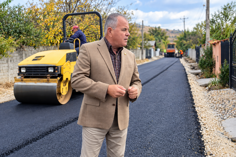 Comuna Brebeni, în plină modernizare! Primarul Florin Cîrstea transformă promisiunile în fapte: lucrări de asfaltare, apă și canalizare pentru comunitate